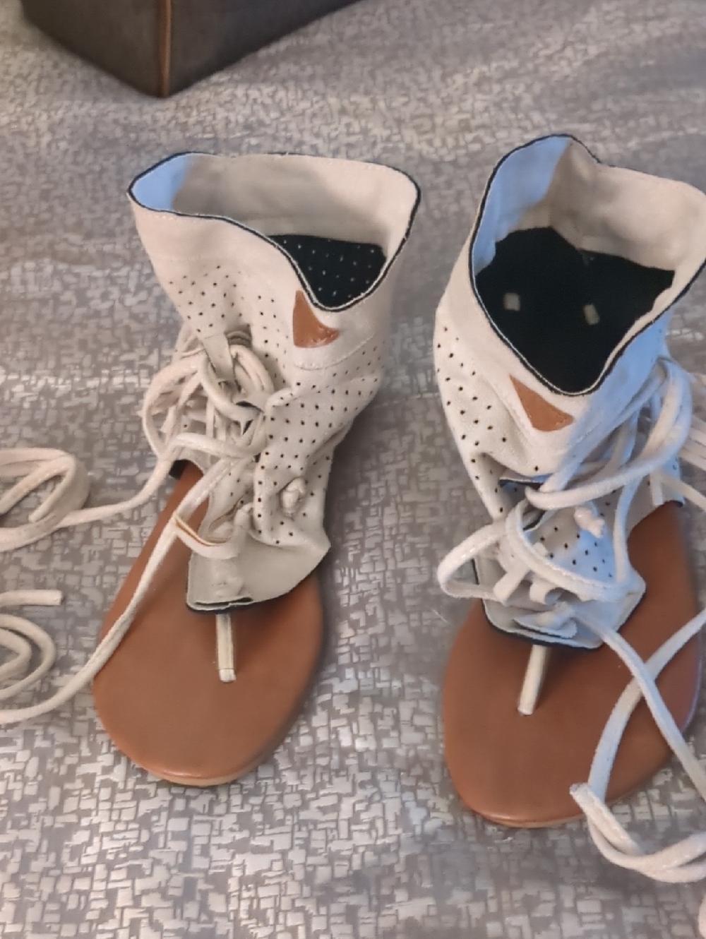 🩷Rare! Women’s Stone And Cognac Gladiators Lace-Up Perf Sandals.